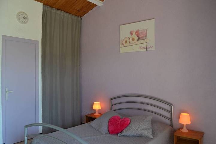 Gîte pour 3 personnes, avec Terrasse ainsi que Jardin et Piscine à Saint-Dézéry - 2