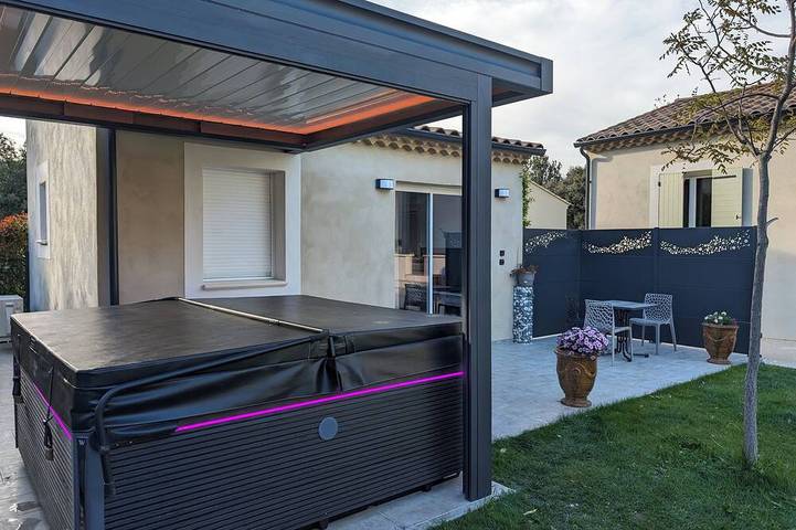 Entire apartment, Charmant Studio de 22 m² Avec Terrasse de 13 m² et spa Spacieux Sous Pergola in Aubignan, Vaucluse