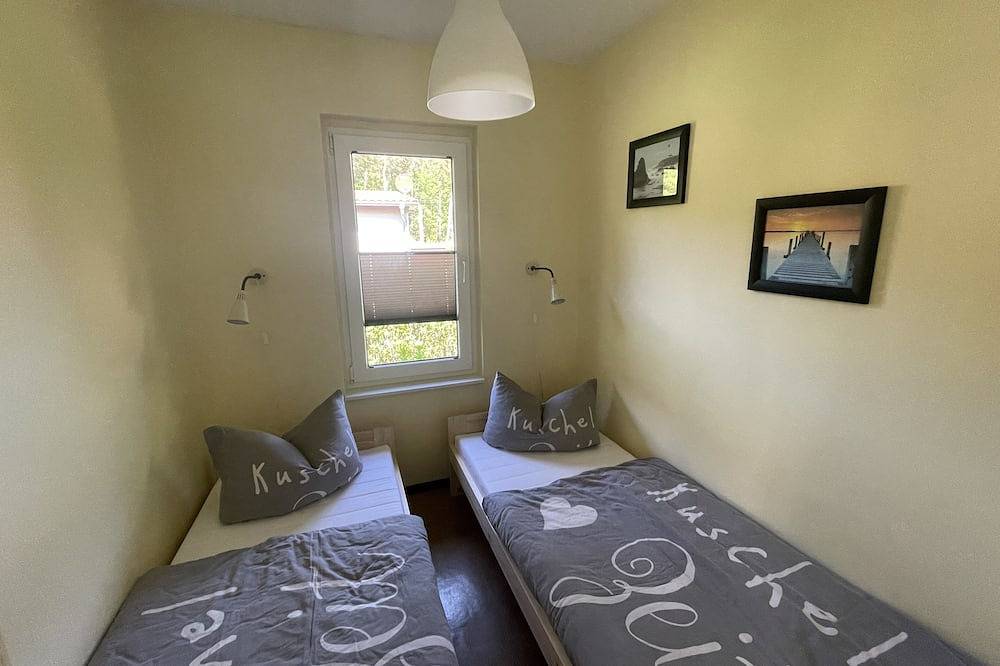 Familienfreundlicher Bungalow mit Kamin, Terasse, Grill in Neukalen, Kummerower See