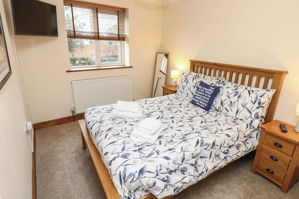Medina By The Solent, pet friendly, country holiday cottage in Cowes in Cowes, Isle of Wight