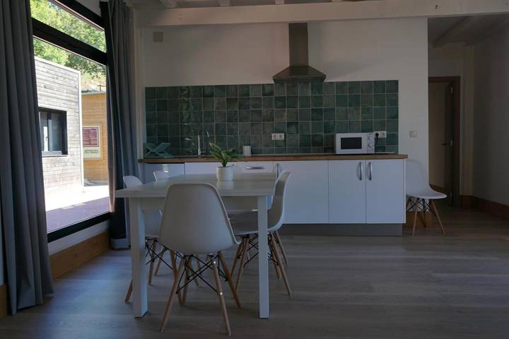 Bungalow para 4 personas, con piscina y vistas además de terraza y jardín en Galicia