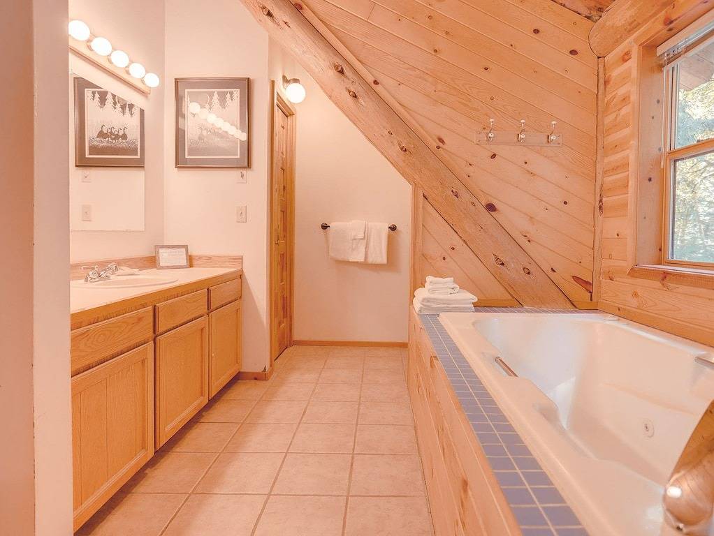 Bear Den Log Cabin - Classic Family Mountain Retreat, Fireplace, Dogs Welcome in Welches, Mount Hood
