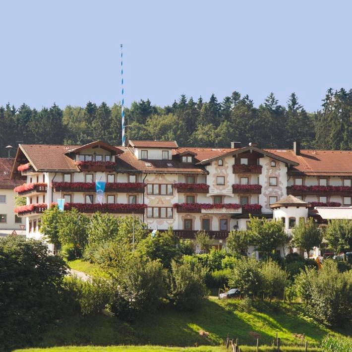 Hotel, mit Balkon und Terrasse sowie Garten und Ausblick in Ebersberg