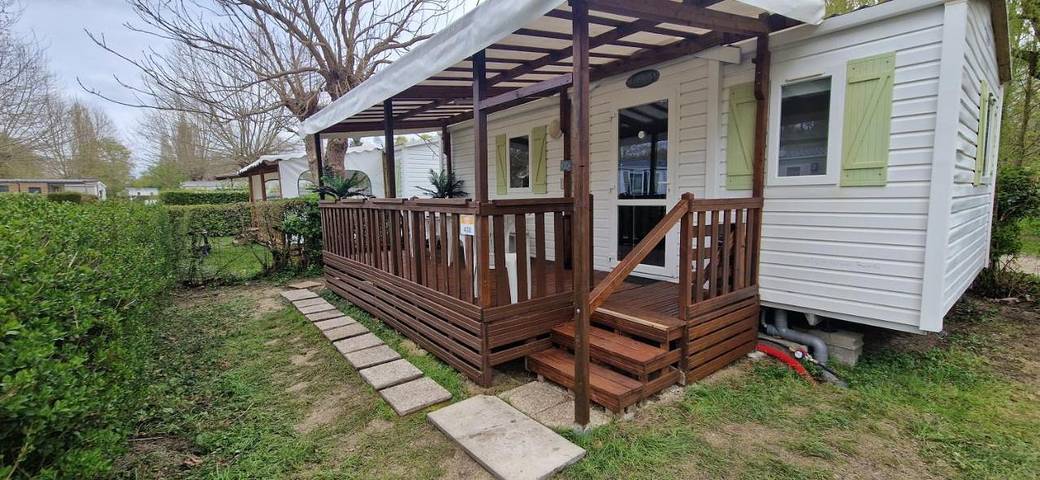 Camping pour 5 personnes, avec Terrasse ainsi que Jardin et Piscine