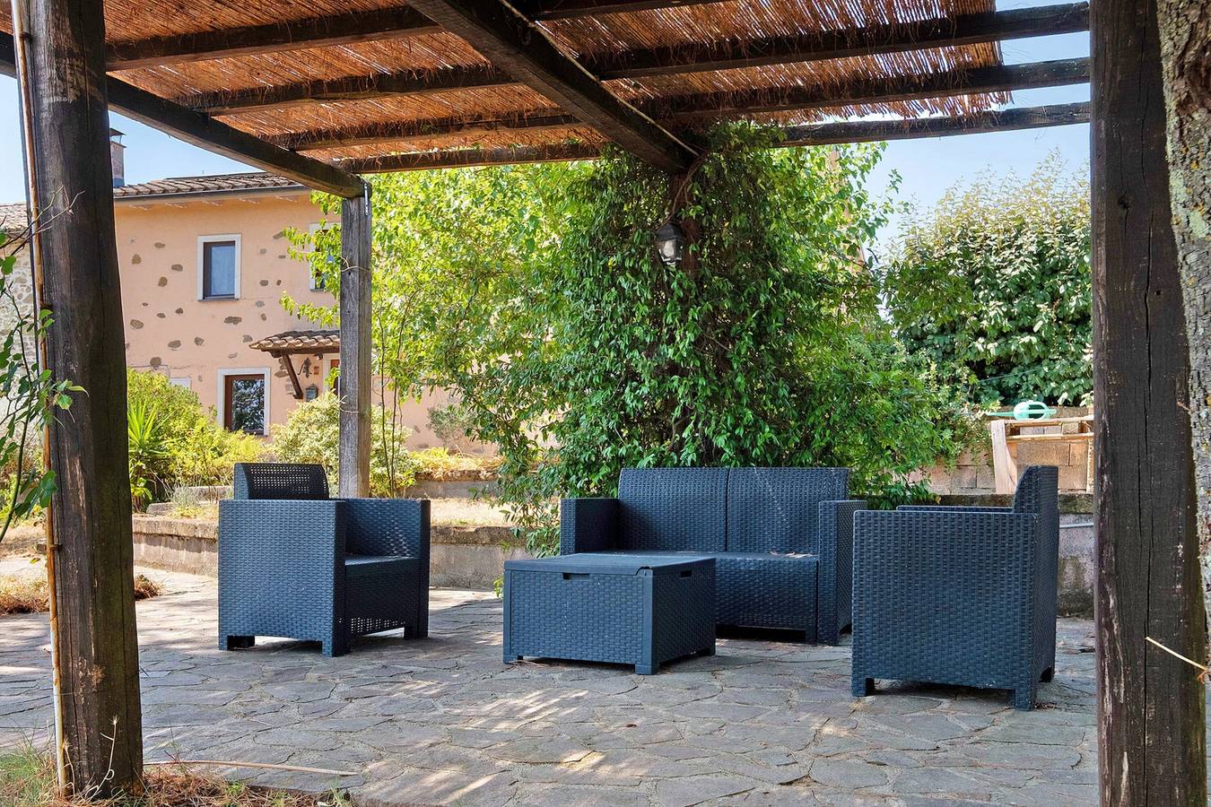 Appartement entier, Chambre « Parmi les Oliviers et le Panorama » avec vue montagne, jardin privé et Wi-Fi in Orvieto, Province de Terni