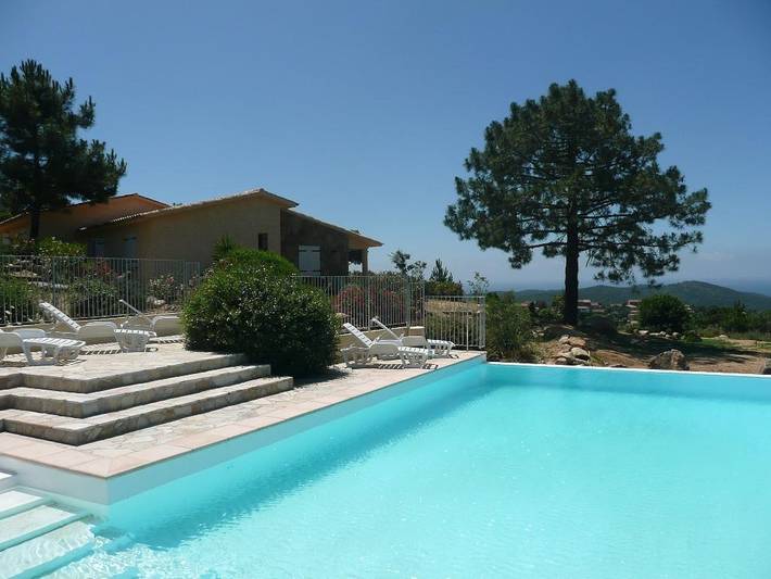 Gîte pour 4 personnes, avec Terrasse ainsi que Piscine et Vue à Monacia-d'Aullène
