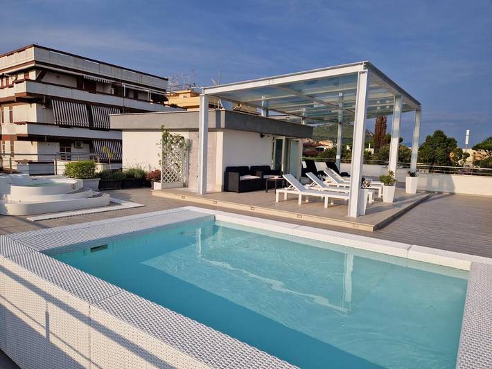 Location de vacances pour 5 personnes, avec jacuzzi ainsi que jardin et piscine, adapté aux familles à Terracina - 3