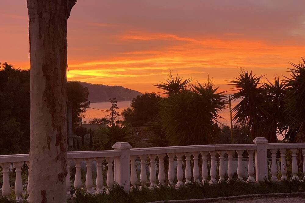 2-bedroom house 100 m from the sea with panoramic sea view in La Ciotat, Marseille region