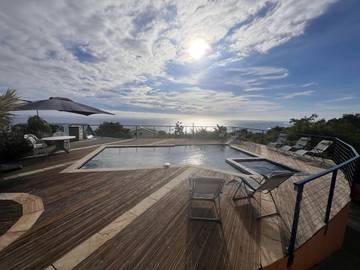 Location de vacances pour 12 personnes, avec terrasse et jardin ainsi que piscine et jacuzzi à Saint-Leu