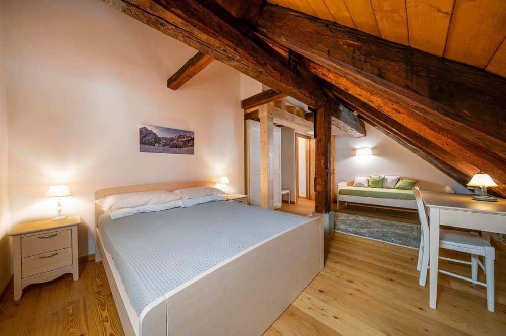 Entire apartment, A comfortable 94 square meters apartment, perfect for seven people, located on the second floor of a historic building dating back to 1864 and renovated in 2025 while maintaining its historic atmosphere (No elevator).The property is located on Tarvisio's in Tarvisio, Karnischer Hauptkamm
