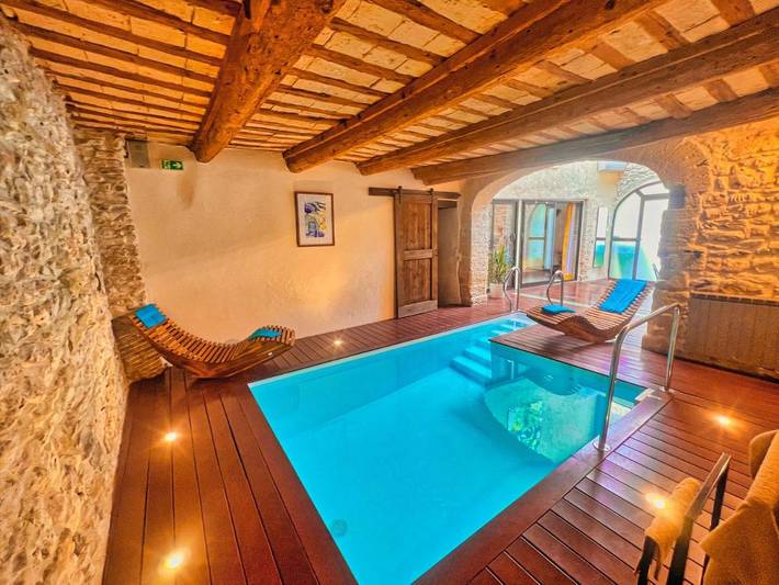 Location de vacances pour 8 personnes, avec jacuzzi et terrasse ainsi que sauna et piscine à Saint-Hippolyte-de-Montaigu - 3