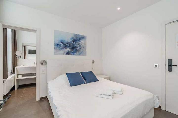 Ganze Wohnung, Elegant room with private bathroom near city center in Brügge, Westflandern