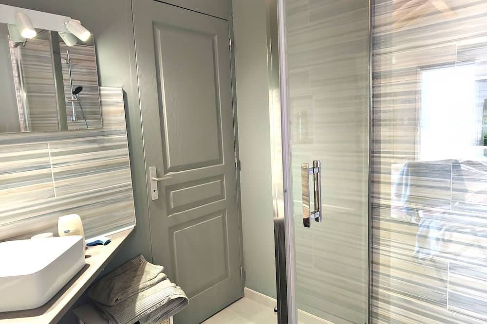 Appartement entier, Studio « Chambre Indépendante, Sdb Privée » avec terrasse privée, Wi-Fi et climatisation in Saulcet, Allier