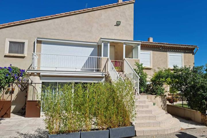 Apartamento entero, Apartment - top of villa, located on 1st floor, in Saint-Mitre-les-Remparts, Costa mediterránea (Francia)