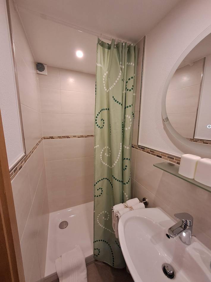 Ganze Ferienwohnung, Haus Zaineck - Doppelzimmer mit Dusche/Wc, Kühlschrank, Sat-Tv in Anger, Bayerische Alpen
