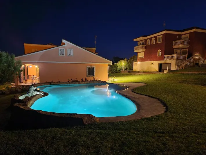 Chalet para 7 personas, con vistas además de jardín y piscina - 1