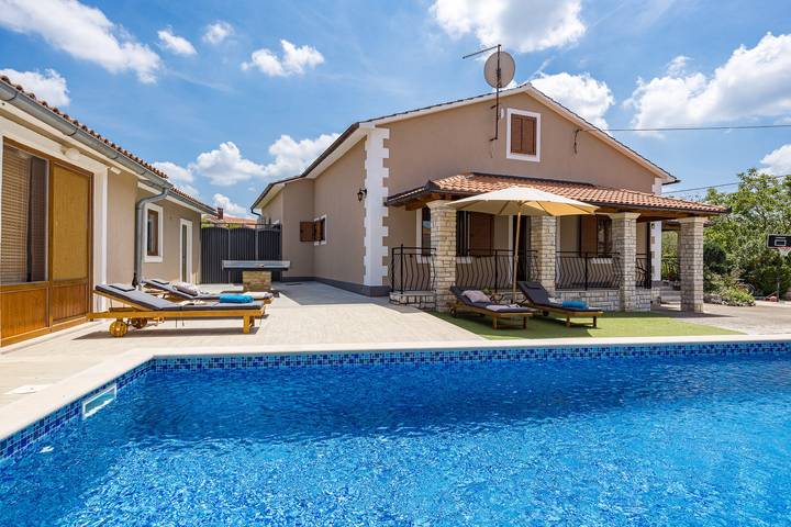 Ferienhaus für 8 Personen, mit Garten und Pool