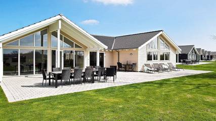 Ferienhaus für 18 Personen, mit Terrasse und Whirlpool sowie Pool und Sauna, mit Haustier in Olpenitz