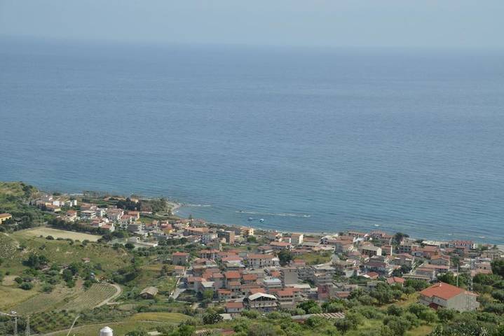 Appartement de vacances pour 6 personnes, avec Balcon ainsi que Terrasse et Vue dans Brancaleone-Marina