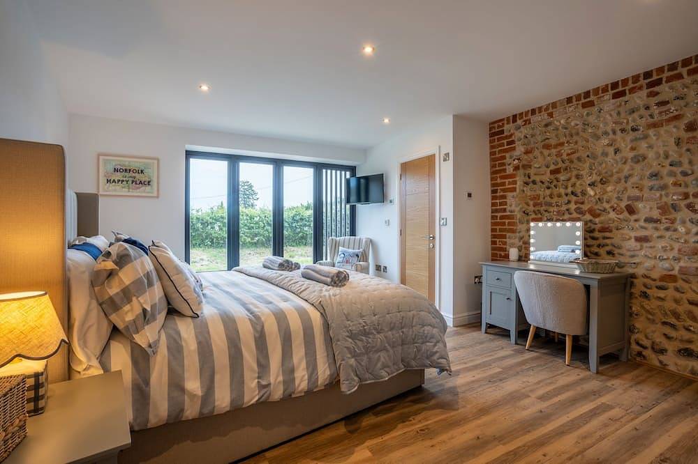 Luxury Barn, Hot Tub, Dog Friendly in Happisburgh, Norfolk