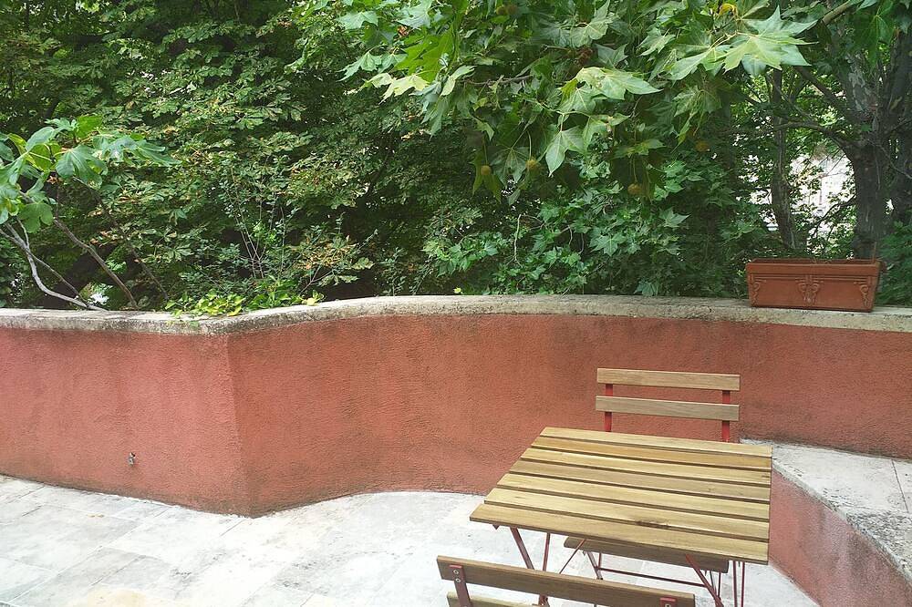 In the heart of Fontaine de Vaucluse, house overlooking the Sorgue river in Fontaine-de-Vaucluse, Vaucluse