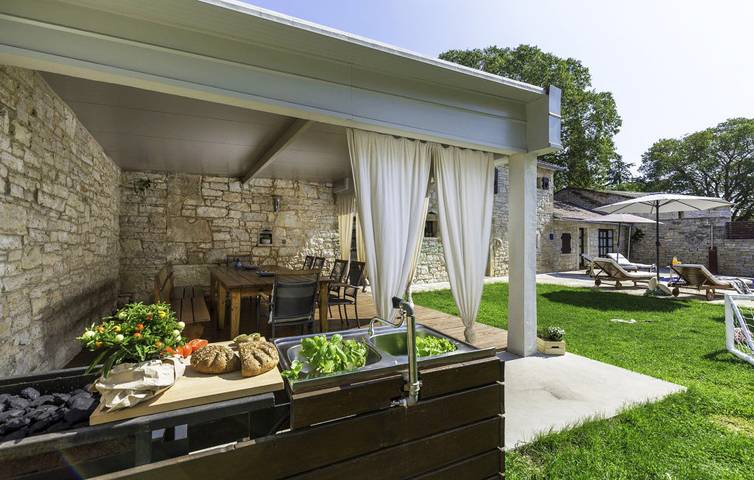 Villa für 14 Personen, mit Terrasse und Garten sowie Whirlpool in Kroatien - 2