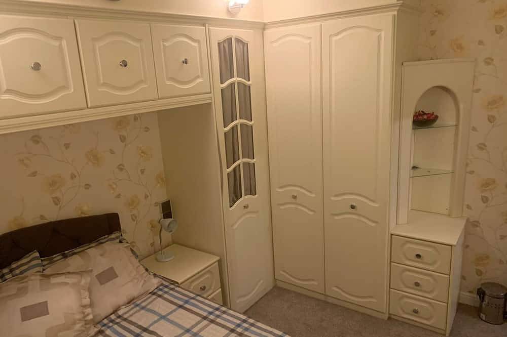 2 bedroom bungalow in Romford sleeps 7 in Havering, London