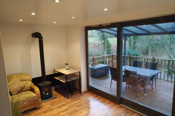 Hébergement privé de luxe avec bain à remous situé dans des jardins avec maison d'été in Cheshire West and Chester