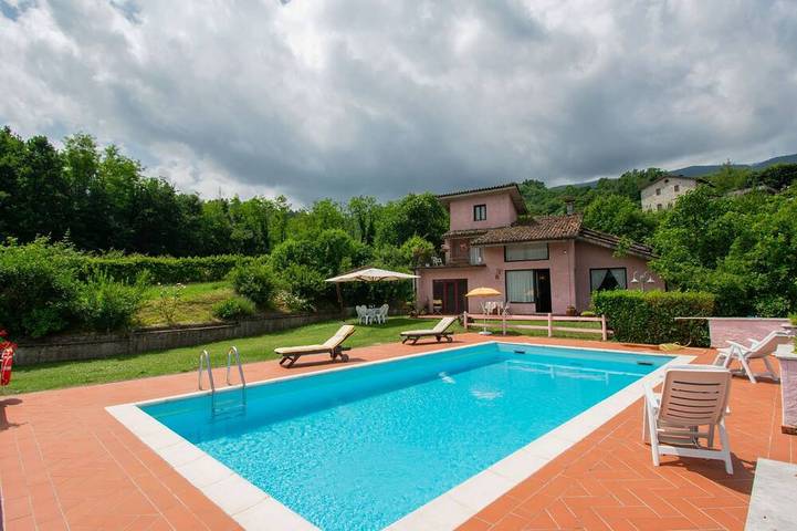 Agriturismo per 6 persone, con piscina e giardino, con animali domestici in Camporgiano