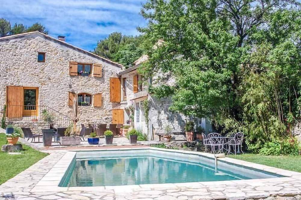 Belle maison en pierre à Orsan, Gard, piscine privée, animaux admis (2). in Orsan, Région de Nîmes