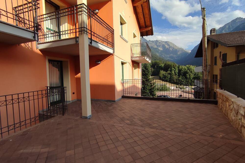 Appartamenti Flora Alpina- Arnica trilocale con ampio terrazzo in Temù, Valtellina
