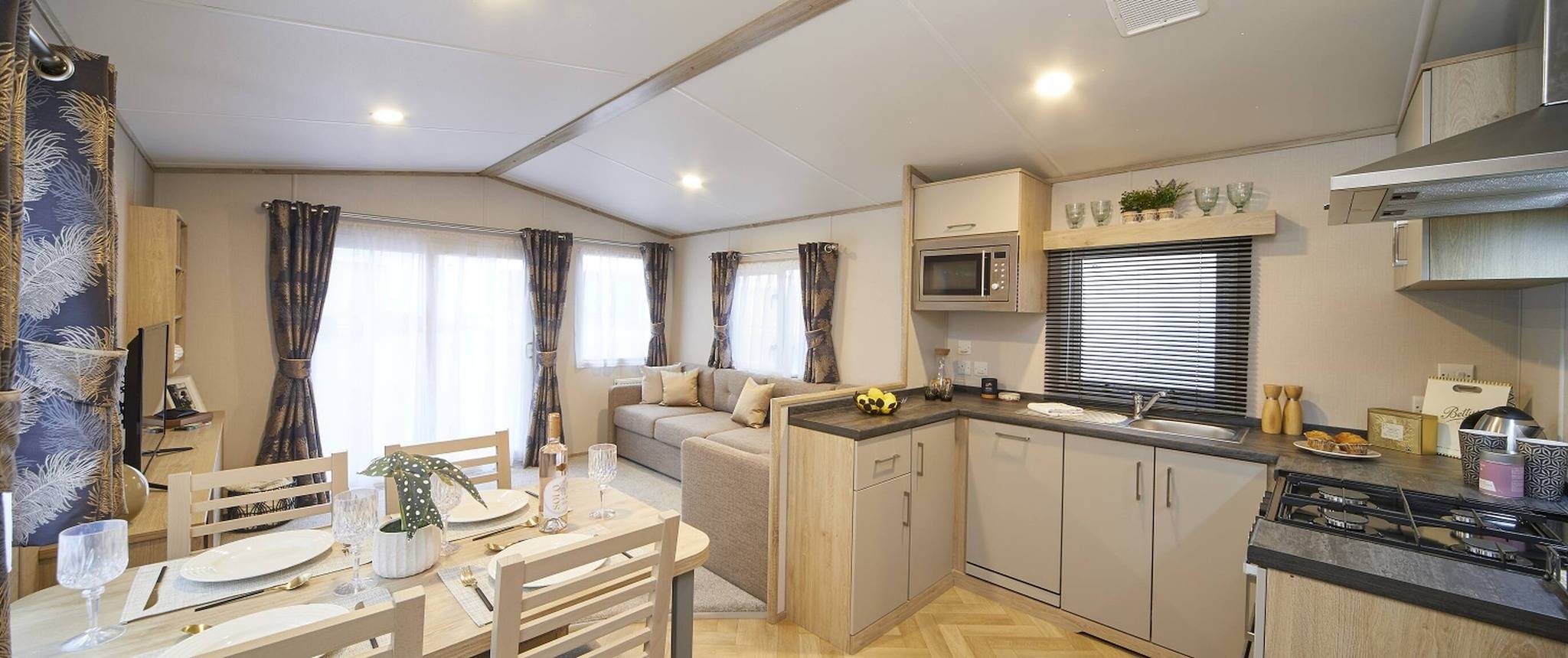 Elegant 2 Bed One and Half Bath Caravan in Holiday Resort - Sleeps 6 in Northampton, Northamptonshire