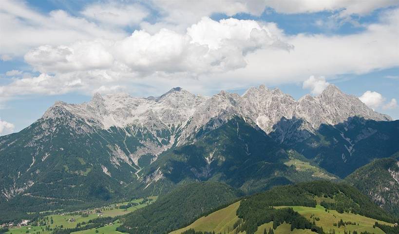 Einzelzimmer mit Waschbecken in Loferer und Leoganger Steinberge, Sankt Ulrich am Pillersee