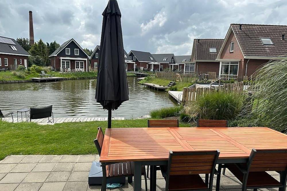 Luxury restyled bungalow for 6 people in Medemblik, Ijsselmeer