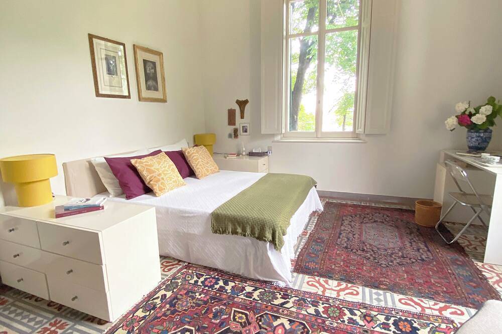 Modern\" double room with bathroom in a late 19th century villa in Parma, Parma Provinz