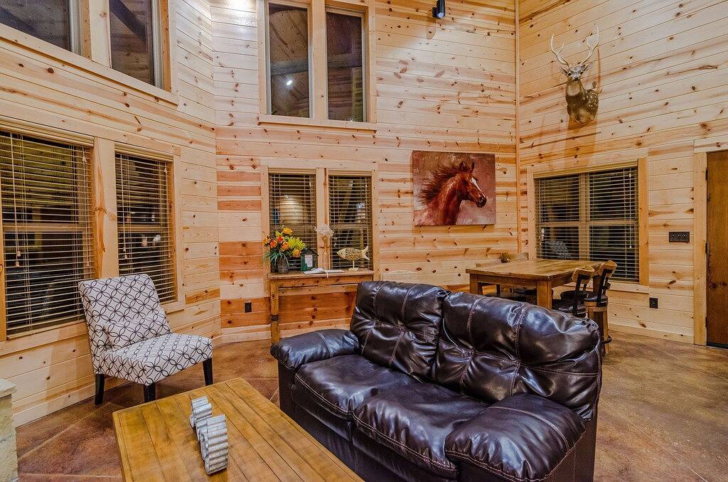 Gelbe Rosen sind für ihre Symbolik der Freundschaft und Fürsorge bekannt. in Broken Bow, Broken Bow Lake