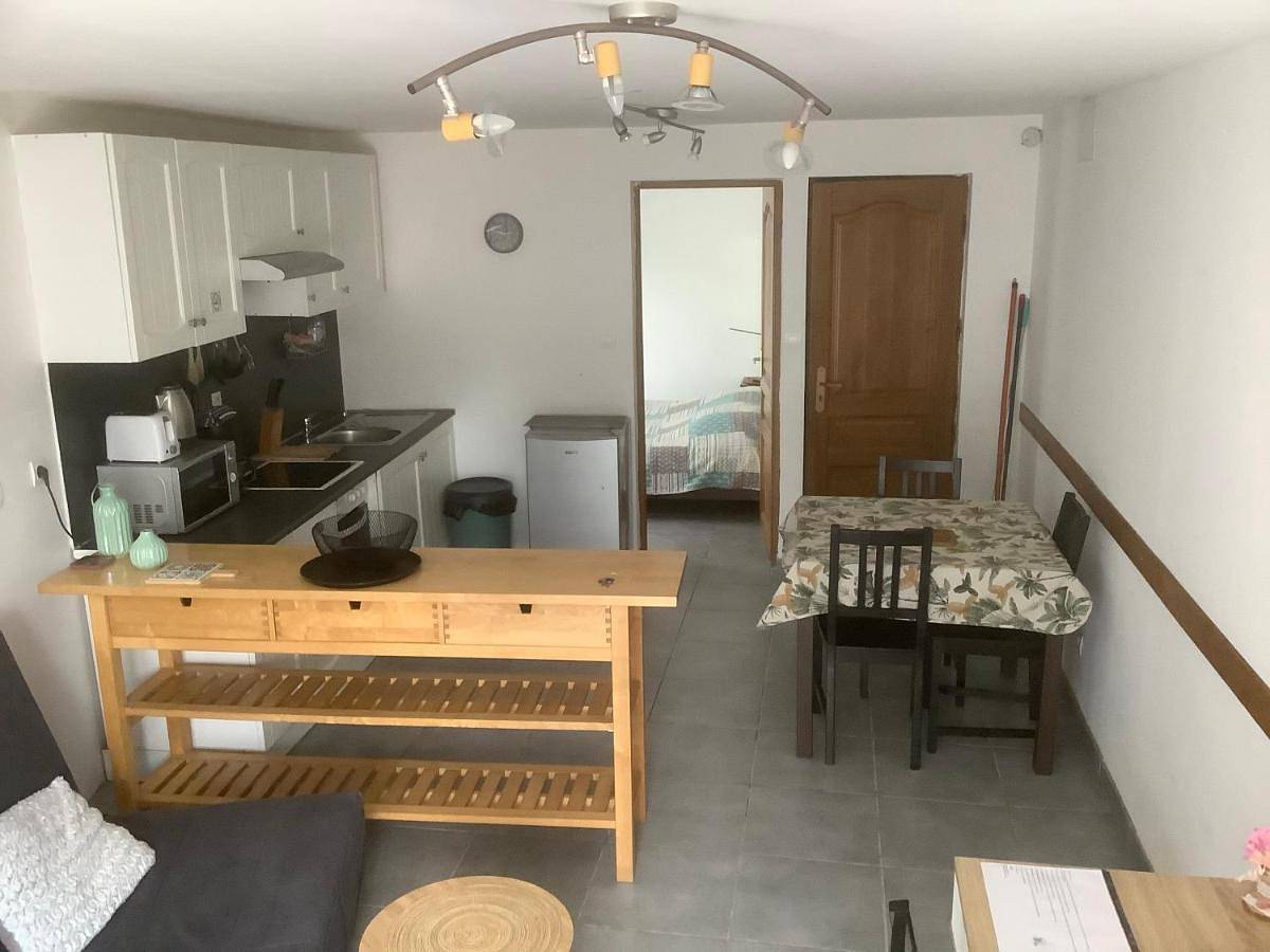 Appartement entier, One-Bedroom Apartment in Saint-Ciers-sur-Gironde, Région de Blaye