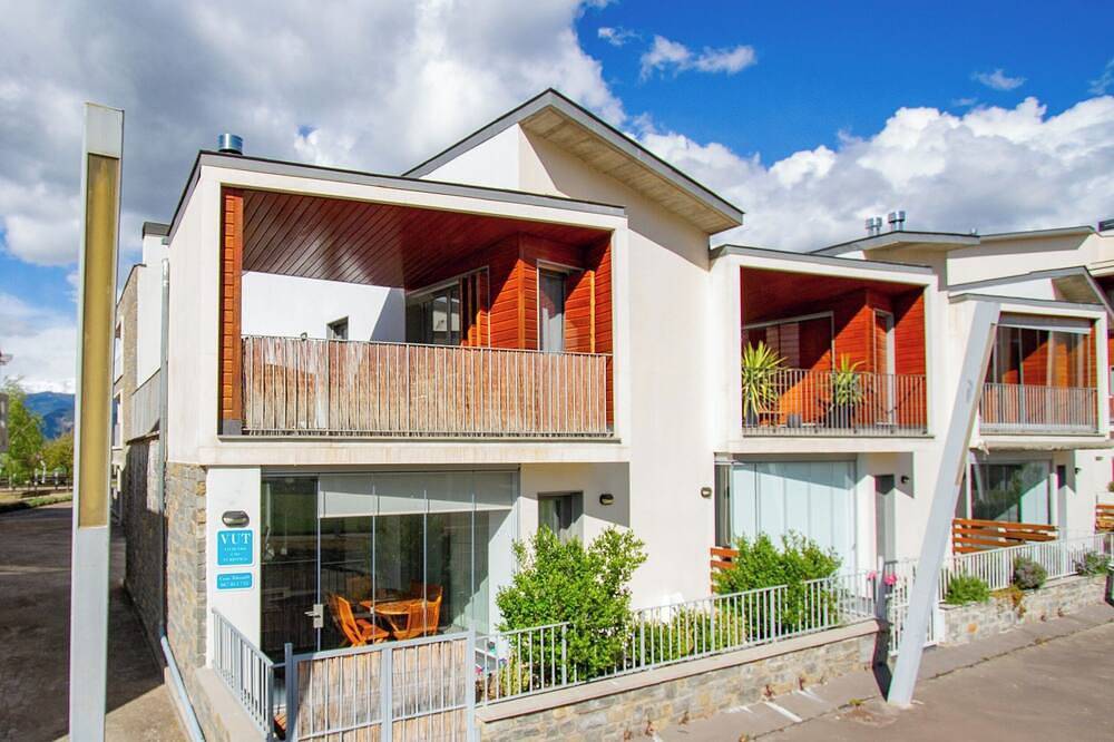 Terraced house in the National Park of Ordesa. Urb Las Margas Golf in Sabiñánigo, Spanish Pyrenees
