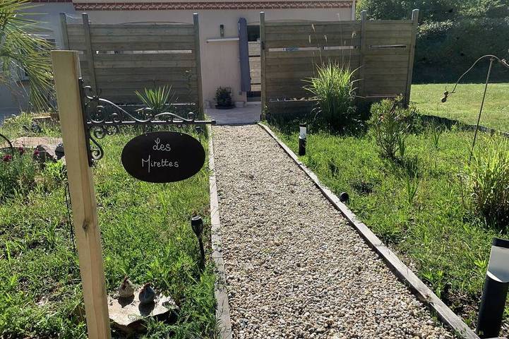 Gîte pour 3 personnes, avec jardin et piscine
