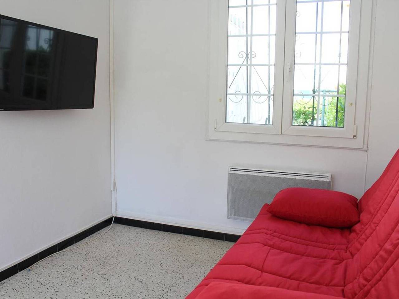 Cozy 2-Bedroom House, 150m from Beach, Terrace, and Parking in Port-la-Nouvelle, Narbonne region