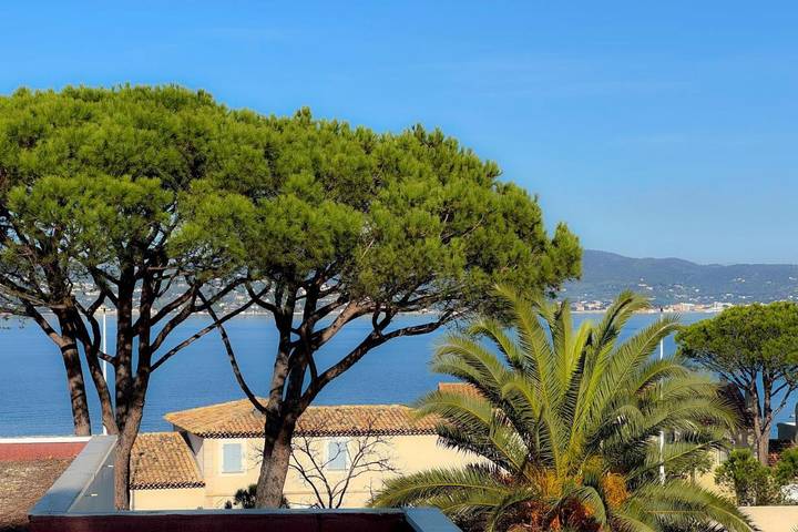 Gîte pour 4 personnes, avec jardin ainsi que piscine et vue dans Plage de la Bouillabaisse