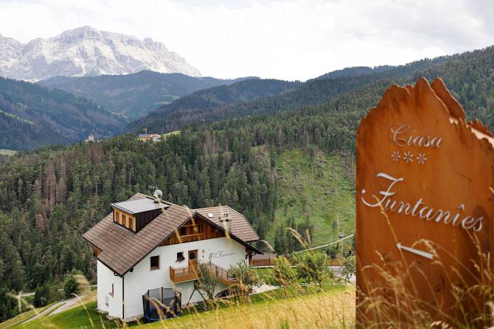 Entire apartment, Holiday Home “Ciasa Funtanies Pütia” with Mountain View, Balconies & Wi-Fi in Pikolein, St. Martin in Thurn