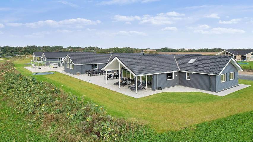 Ferienhaus für 31 Personen, mit Whirlpool und Sauna sowie Terrasse und Pool, mit Haustier in Hostrup Strand