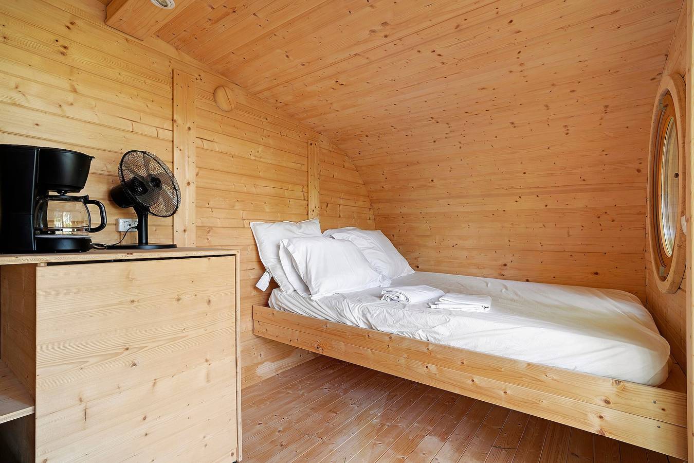 Hel ferielejlighed, Tiny Home "Unique Accommodation for 3 People" with Shared Pool in Calviac-en-Périgord, Périgord Noir