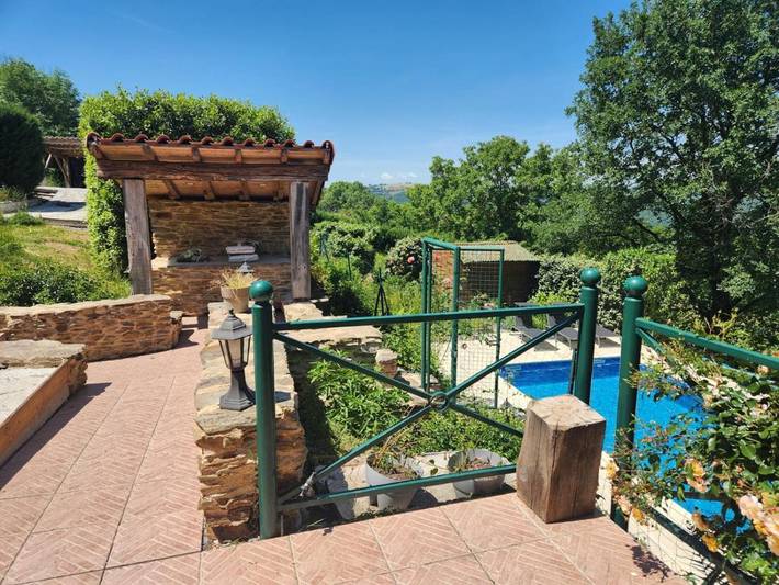 Location de vacances pour 2 personnes, avec Terrasse et Jardin ainsi que Piscine et Vue à Curvalle - 2