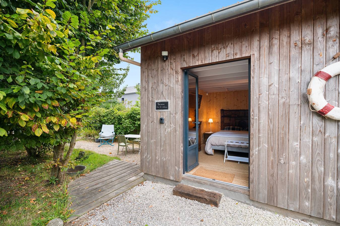 Guesthouse 'La Cabane dans les charmes' with private terrace, shared garden and Wi-Fi in Pleudihen-sur-Rance, Dinan region