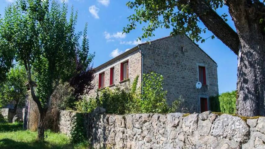 Gîte pour 7 personnes, avec piscine et jardin à Auroux (Lozère)
