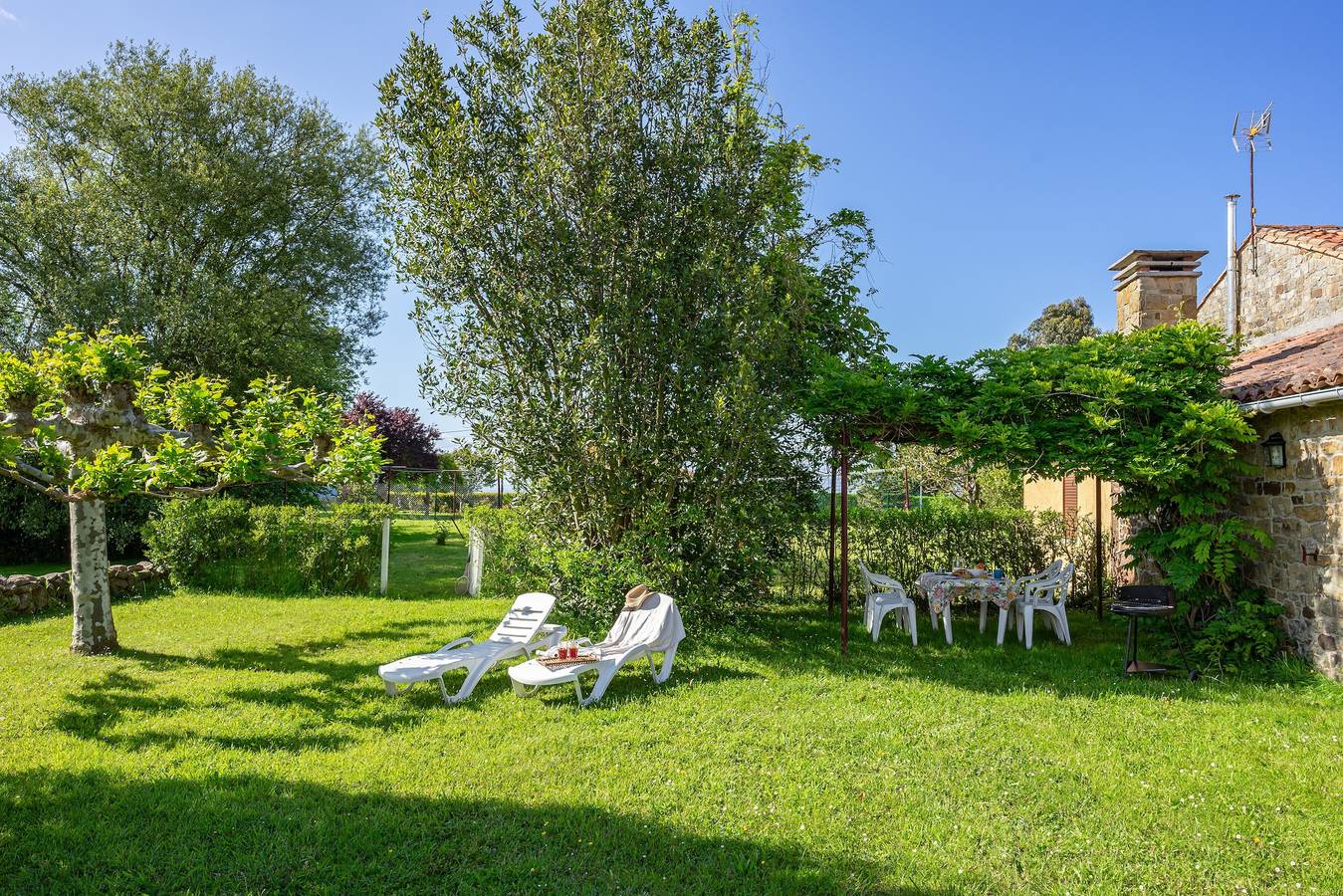 Ferienhaus 'El Prado De La Romia' mit Bergblick, privater Terrasse und eigenem Garten in Argüeru, Villaviciosa