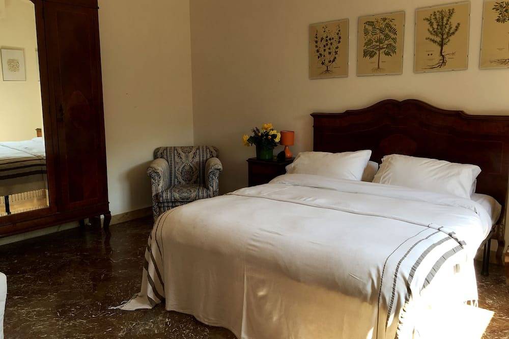 Fantástica piscina rodeada de 10.000 metros cuadrados de jardín privado. in Palermo, Provincia de Palermo