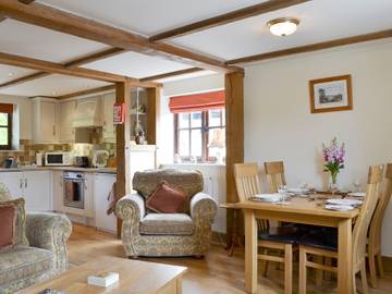 Log Cabin for 4 People in East Meon, Hampshire, Photo 4